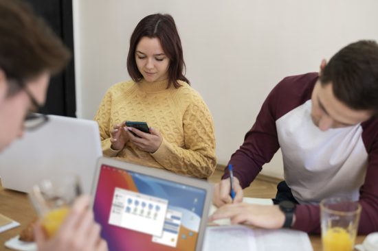Personas revisando los diferentes canales que forman parte de su estrategia de comunicación de marketing integrada.