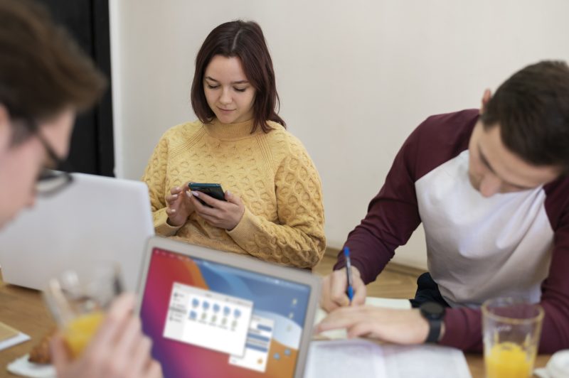 Personas revisando los diferentes canales que forman parte de su estrategia de comunicación de marketing integrada.