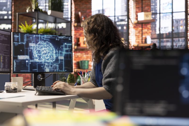 Mujer trabajando con IA en SEO en 2026