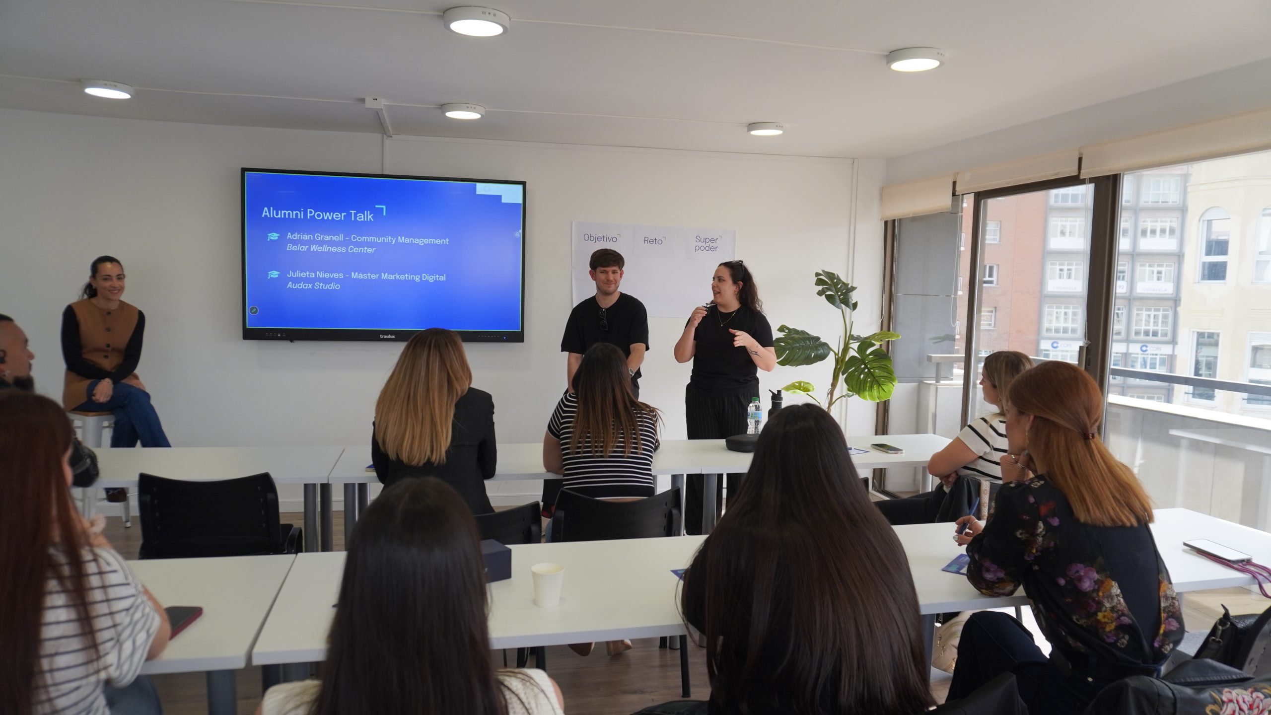 Así damos la bienvenida en IEM: Marketing Digital y Community Manager de tú a tú